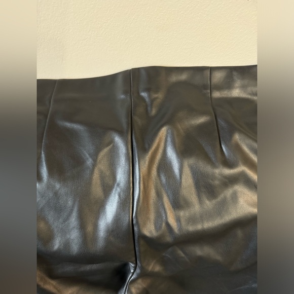 Beautiful skinny patent leather lookalike . - Picture 3 of 3